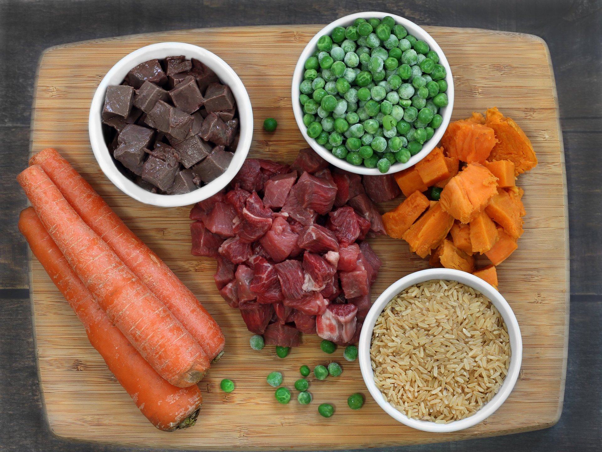 Ingredientes frescos para comida de perro